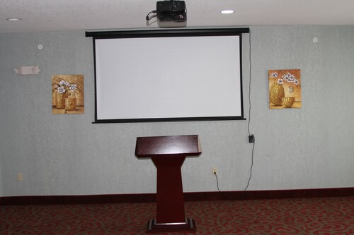 Red Roof Inn & Suites Detroit-Melvindale/ Dearborn