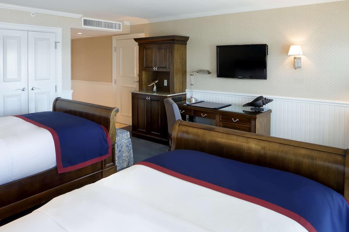Egyptian cotton sheets, premium bedding, down duvets, minibar