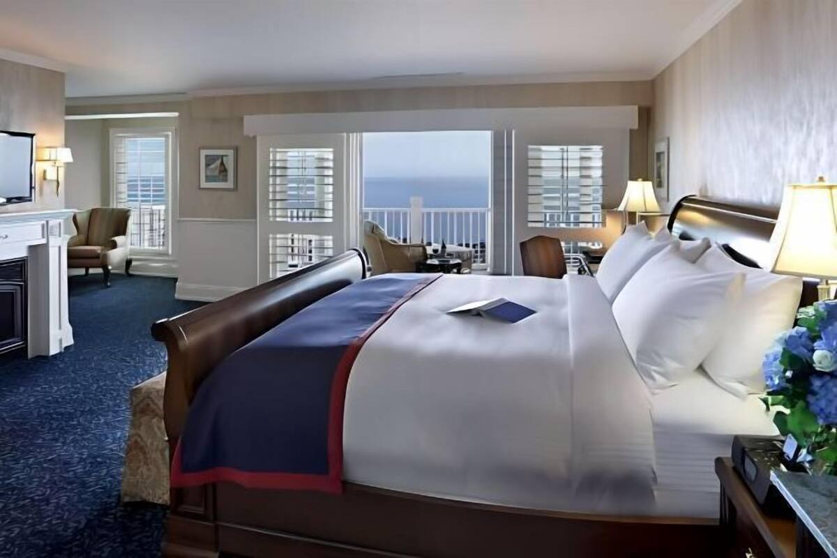 Egyptian cotton sheets, premium bedding, down comforters, minibar