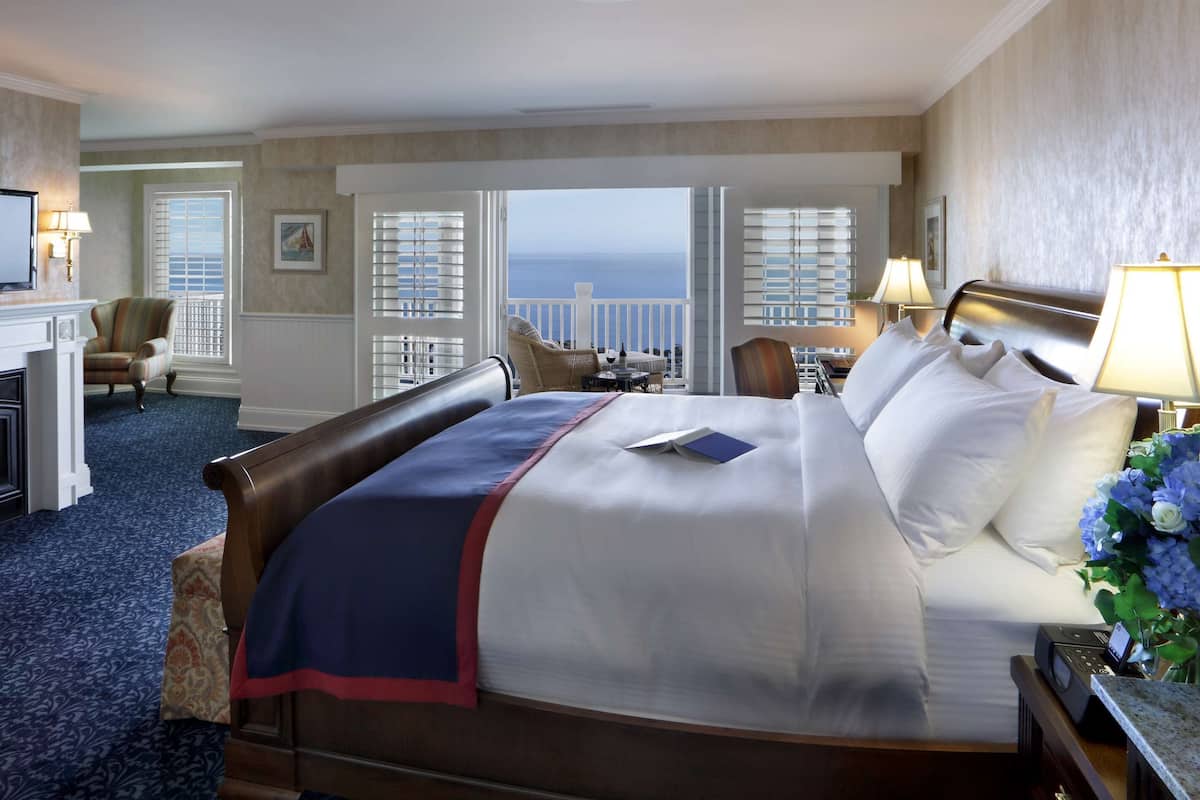 Egyptian cotton sheets, premium bedding, down duvets, minibar