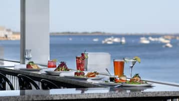 Se sirven almuerzos y cenas; cocina americana; con vista a la playa