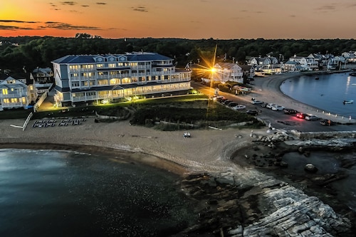Madison Beach Hotel, Curio Collection by Hilton