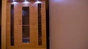 Une armoire en bois dotée de plusieurs portes et d’une fenêtre centrale.