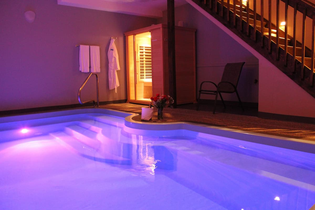 Ein Schwimmbecken mit Holzterrasse und Treppe.