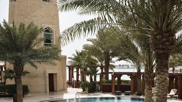 Piscina interna, 5 piscinas externas