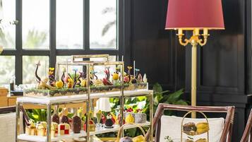 4 restaurantes, é servido café da manhã