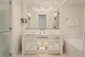 Separate bathtub and shower, deep-soaking bathtub, free toiletries - Four Seasons Hotel Doha (Doha)