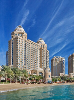 Private beach, white sand, free beach cabanas, sun-loungers - Four Seasons Hotel Doha (Doha)