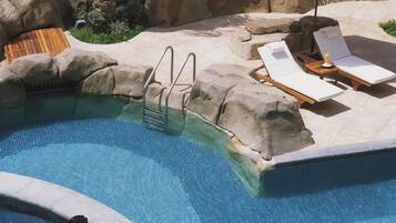 Innendørsbasseng og 5 utendørsbassenger