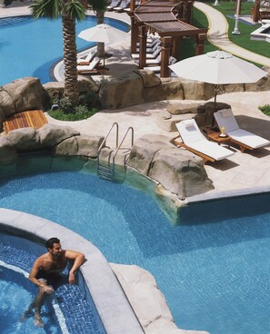 室内游泳池，5 室外游泳池