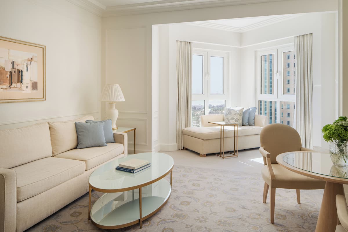 Four Seasons, 이그제큐티브 스위트, 킹사이즈침대 1개 | 거실 공간 | 위성 채널 시청이 가능한 42인치 플라스마 TV, TV, DVD 플레이어