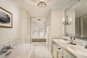 A modern bathroom with a large bathtub, a separate shower area, and a vanity with a large mirror. - Four Seasons Hotel Doha (Doha)
