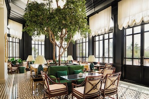 4 restaurants; breakfast, lunch and dinner served 