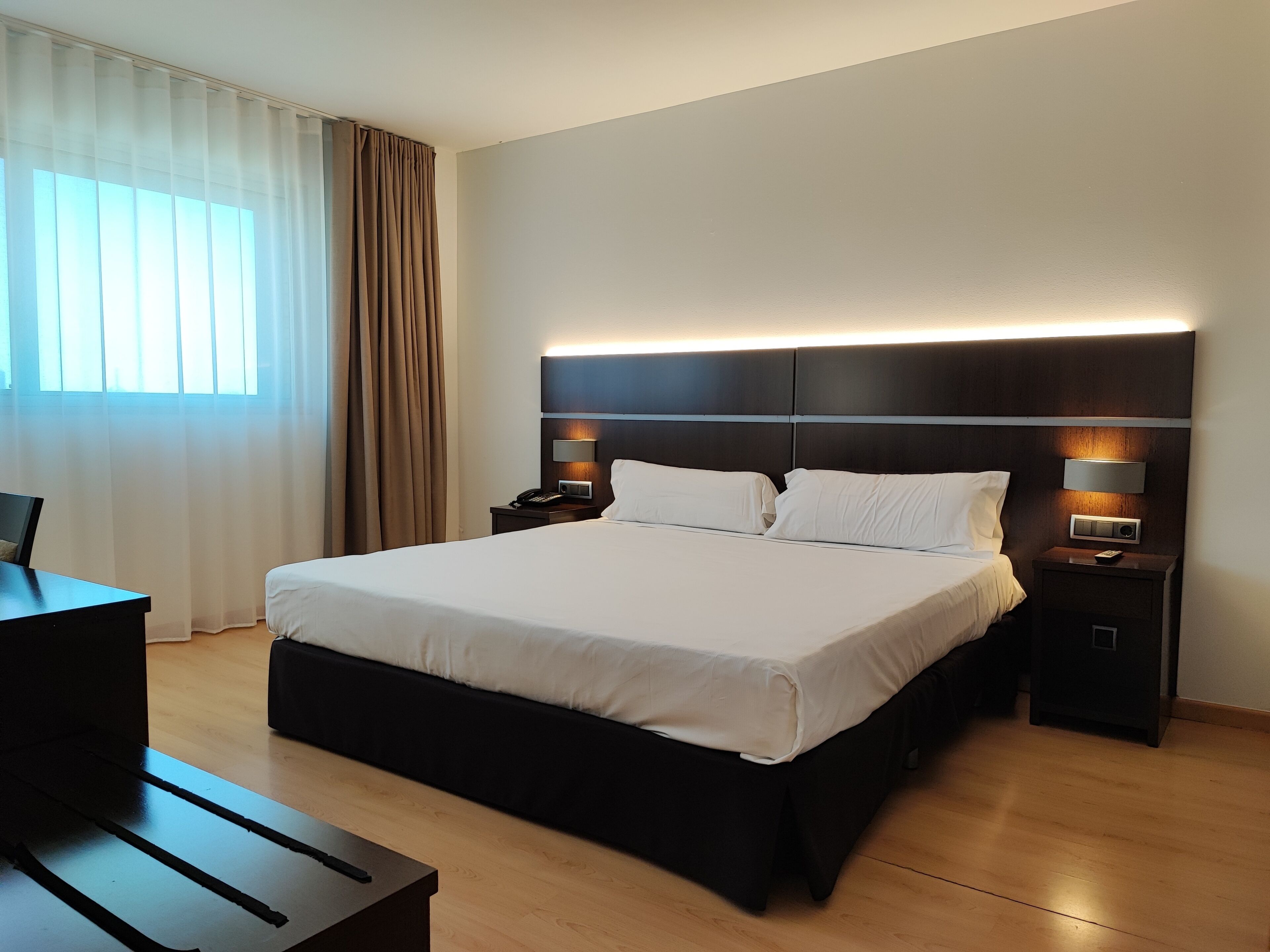 Minibar, caja fuerte, escritorio y sistema de insonorización