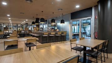 Se sirven desayunos, comidas, cenas y cocina mediterránea