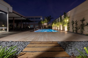 Una piscina cubierta, una piscina al aire libre