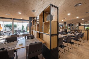 Breakfast, lunch, dinner served; Mediterranean cuisine  - Hotel Tarraco Park (Tarragona)