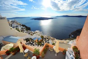 Standard Room | Minibar, in-room safe, desk, blackout drapes - Kavalari Hotel - Adults Only (Santorini)