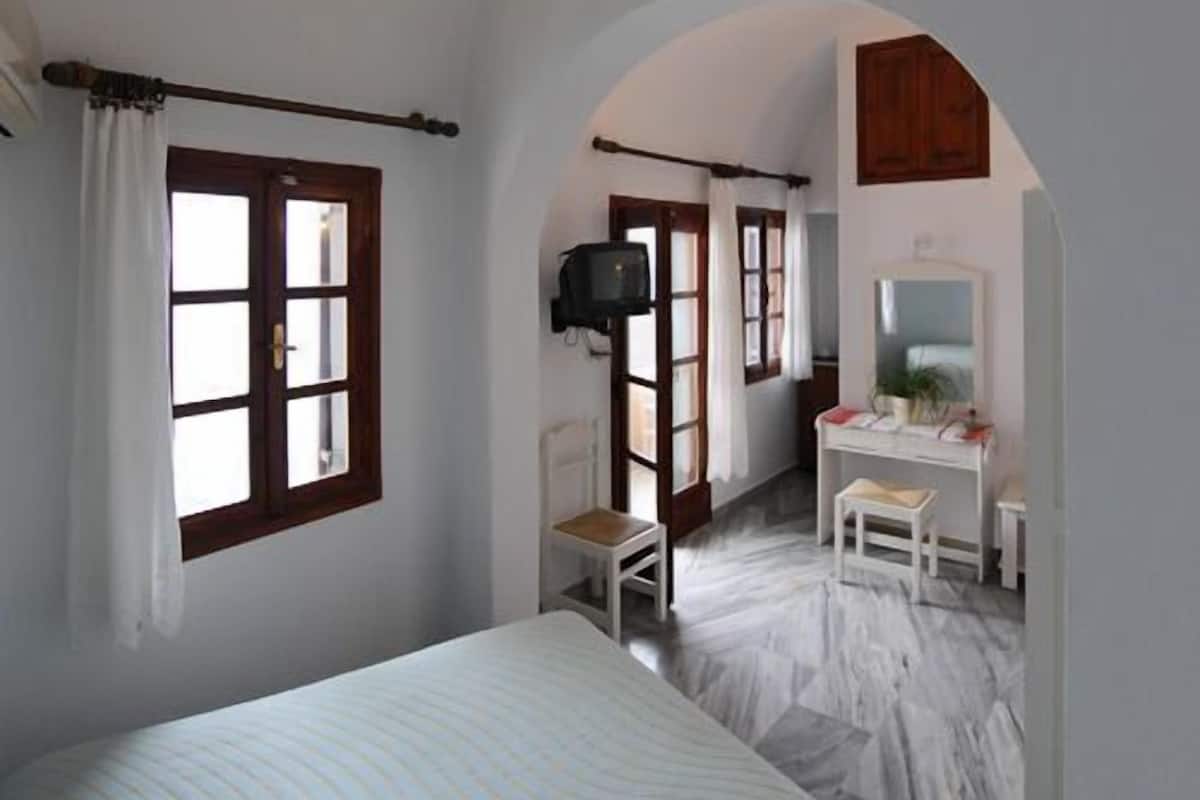 Habitación ejecutiva | Minibar, caja de seguridad en la habitación y escritorio