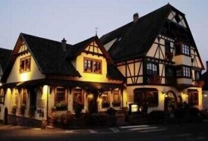 واجهة المنشأة - في المساء/الليل