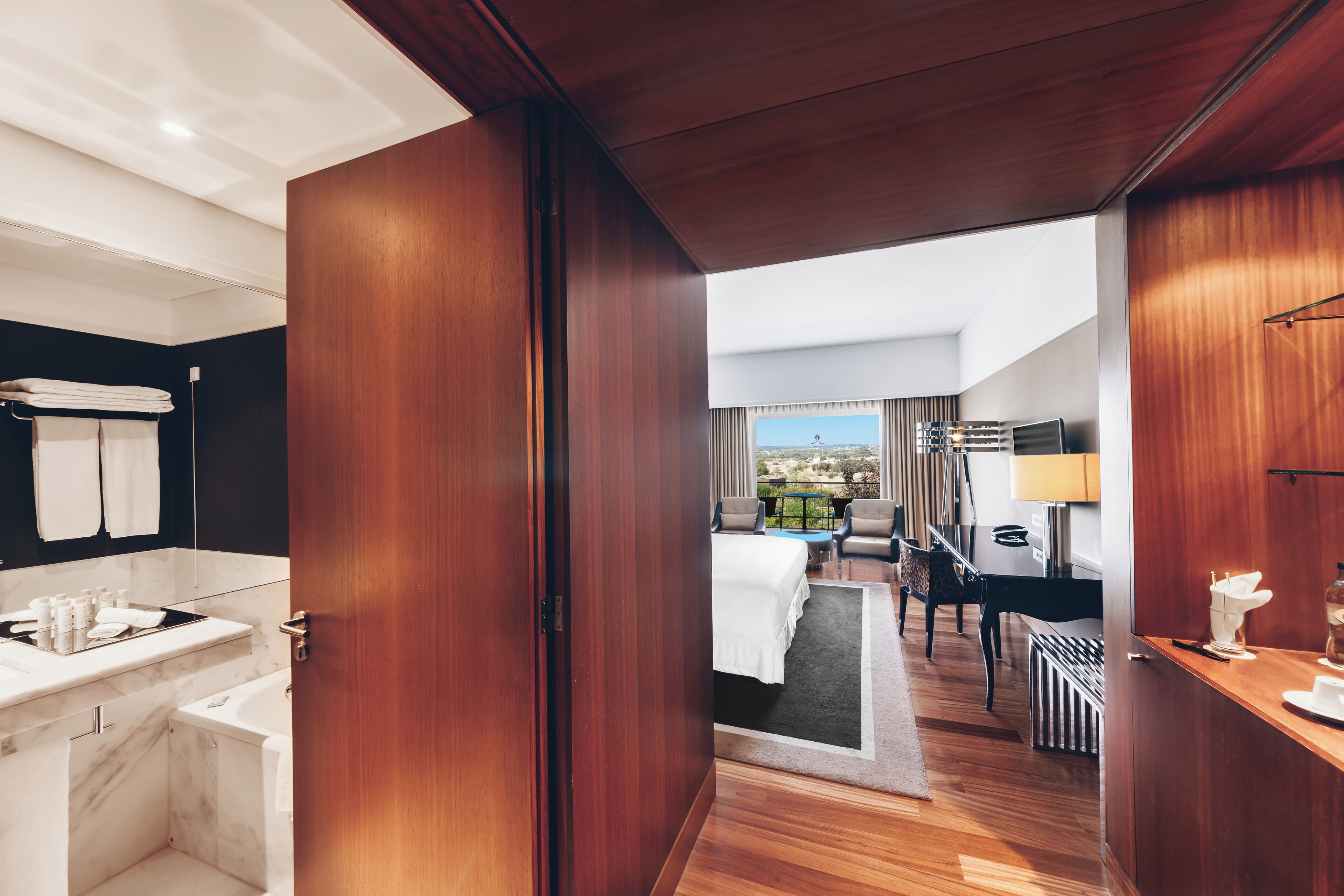 Design Room | Premium bedding, minibar, in-room safe, blackout drapes