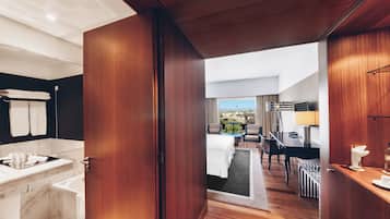 Design Room | Premium bedding, minibar, in-room safe, blackout drapes