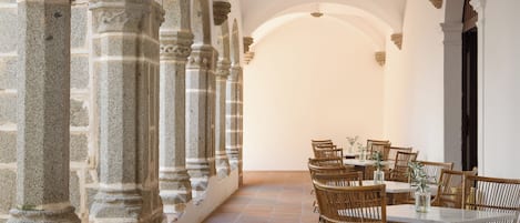 2 bars/lounges, poolside bar