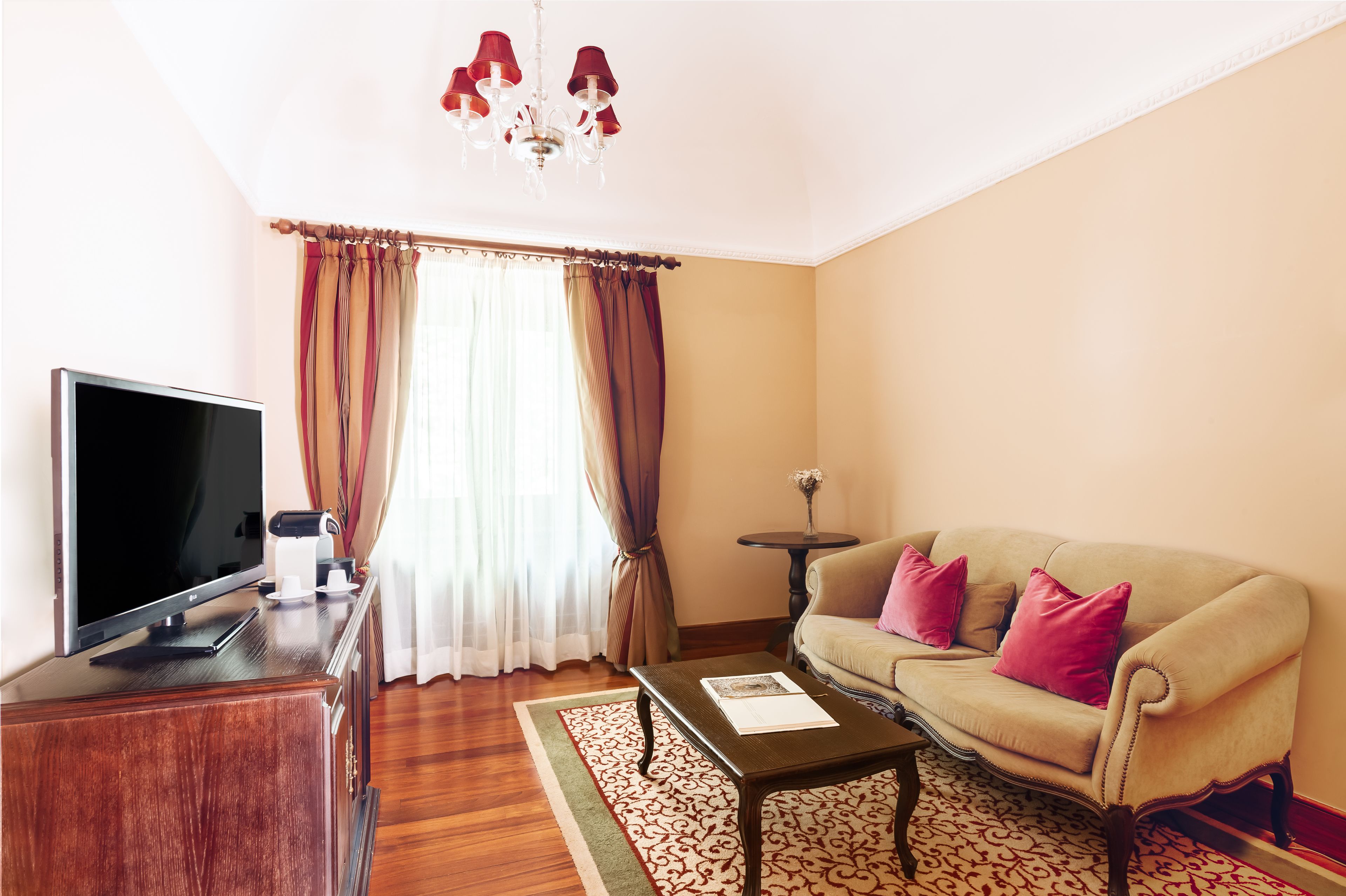 deluxe suite | living room | lcd tv