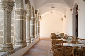 3 bar/ruang istirahat, bar tepi kolam 