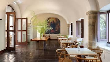 2 bars/lounges, poolside bar