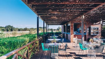 3 bars/lounges, poolside bar