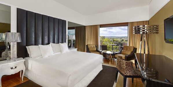 Quarto design | Roupas de cama premium, frigobar, cofres nos quartos, cortinas blackout