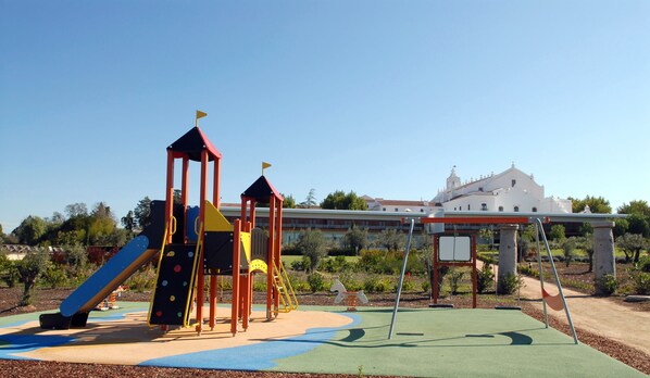 Children's play area - outdoor - Convento do Espinheiro, Historic Hotel & Spa (Évora)