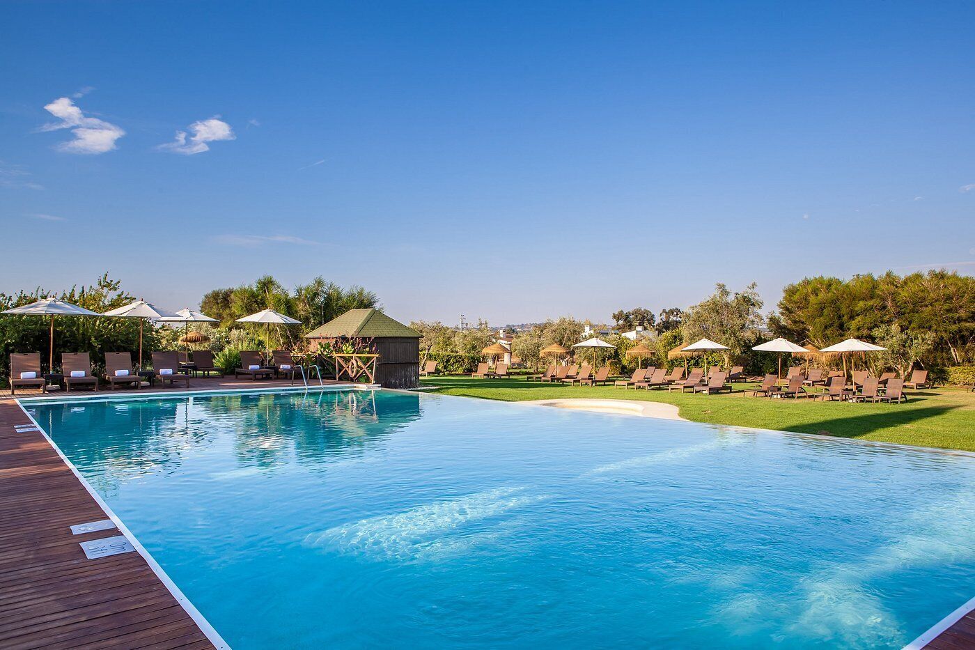 Inomhuspool, utomhuspool och solstolar