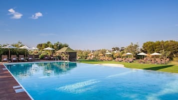 Inomhuspool, utomhuspool och solstolar