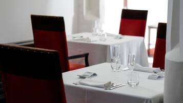 2 restauranter; serverer morgenmad, frokost og regionale retter