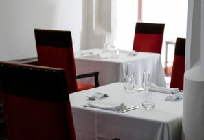 2 restaurants, breakfast, lunch, dinner served; Regional cuisine