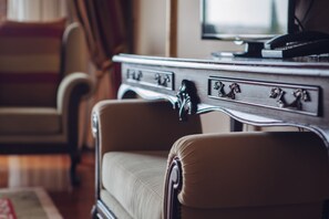 Deluxe Room | Premium bedding, minibar, in-room safe, blackout drapes - Convento do Espinheiro, Historic Hotel & Spa (Évora)