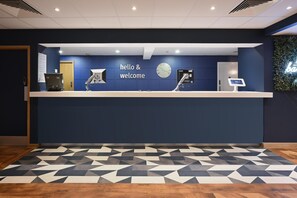 Lobby - Travelodge Guildford (Guildford)