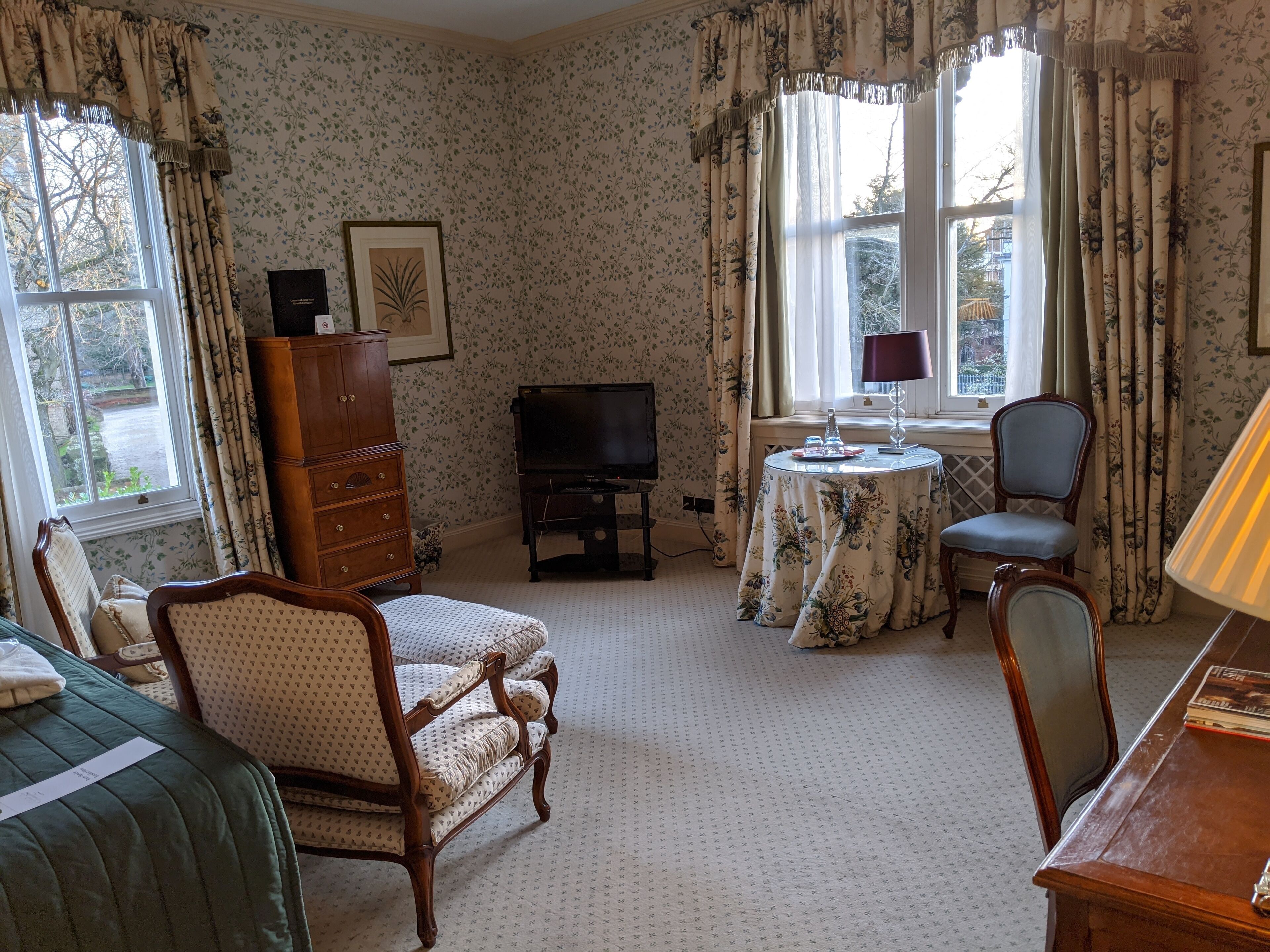 deluxe room, 1 king bed | 1 bedroom, in-room safe, desk, iron/ironing board