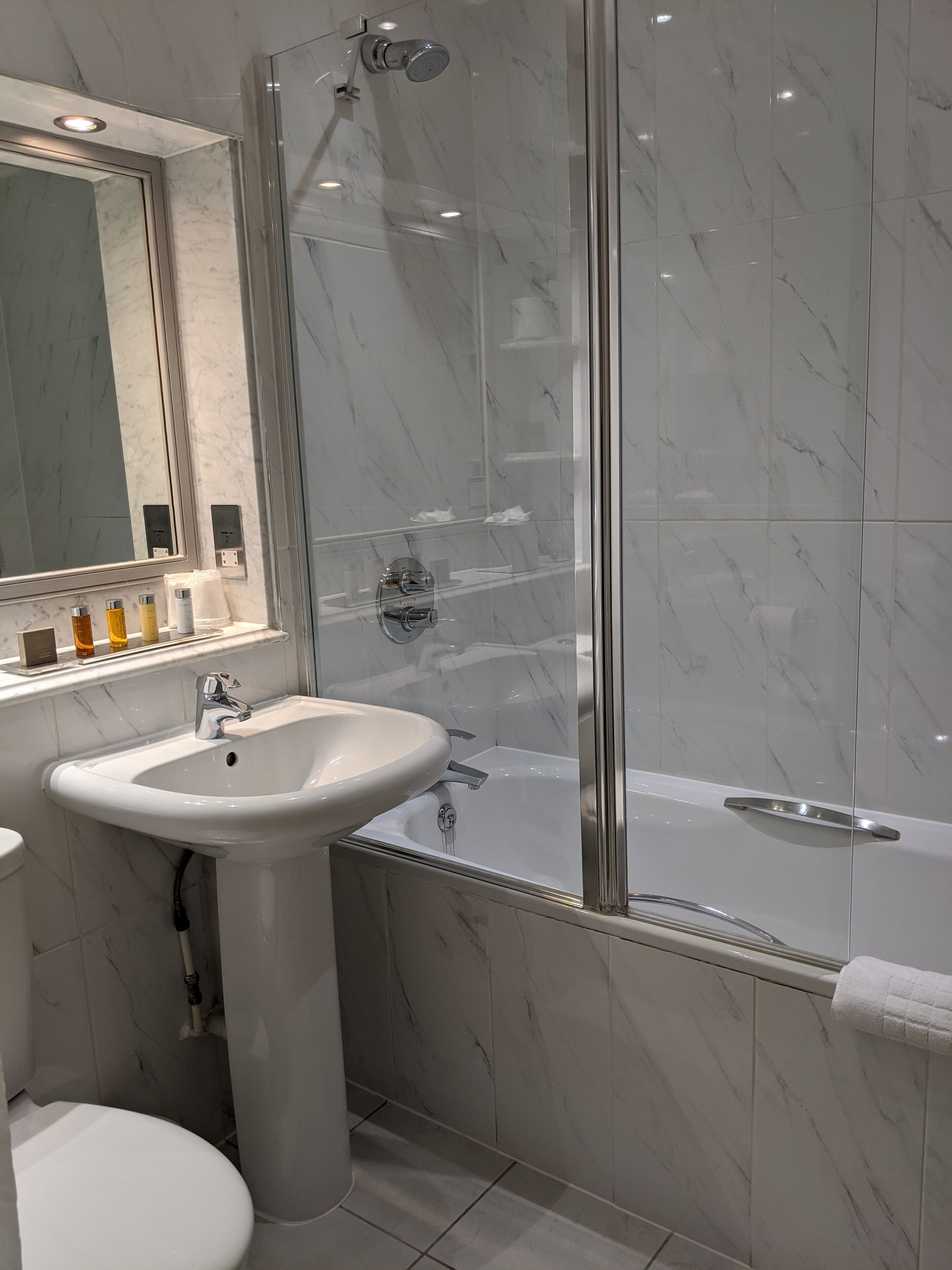 single room, 1 single bed, courtyard area | bathroom | combined shower/bathtub, free toiletries, hair dryer, towels