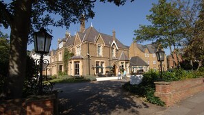 A traditional brick building with a symmetrical facade, large windows, and a central entrance. - Cotswold Lodge Hotel (Oxford)