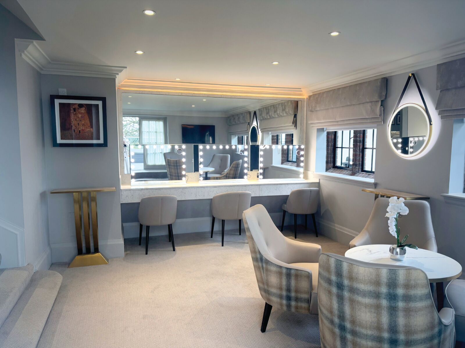 Luxury Suite, 1 King Bed, Hot Tub | Living area | 32-inch TV with digital channels