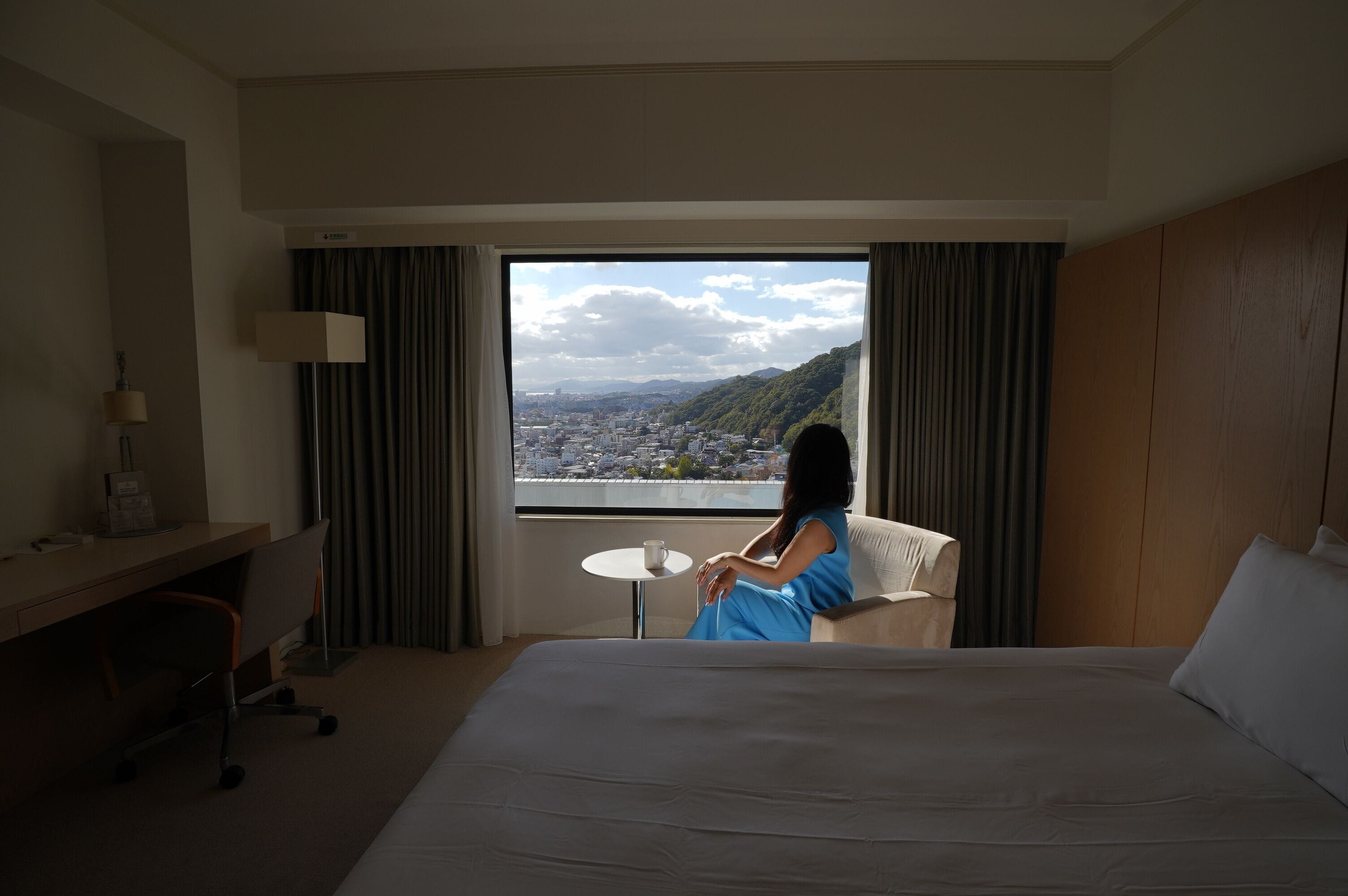 Standard-huone, 1 keskisuuri parisänky, club-loungen käyttöoikeus, kaupunkinäköala | Tallelokero huoneessa, työpöytä