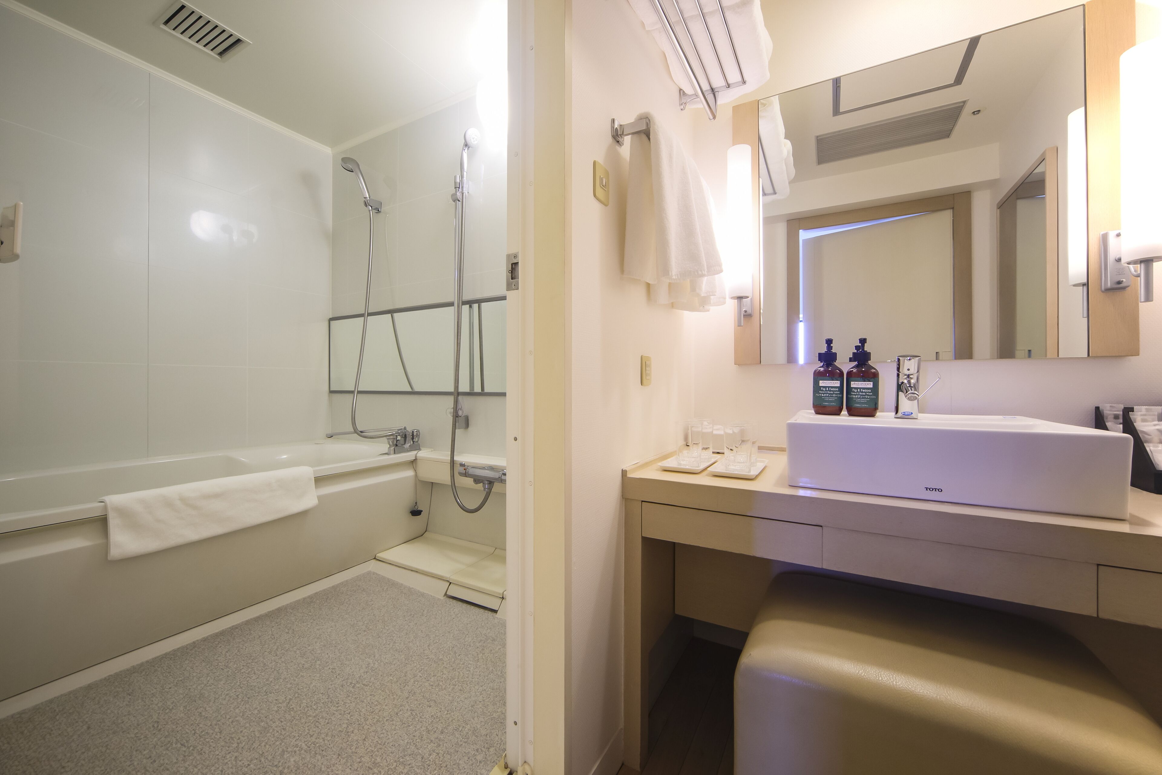 suite, 2 bedrooms, accessible, city view (club lounge access) | bathroom | combined shower/bathtub, free toiletries, hair dryer, slippers