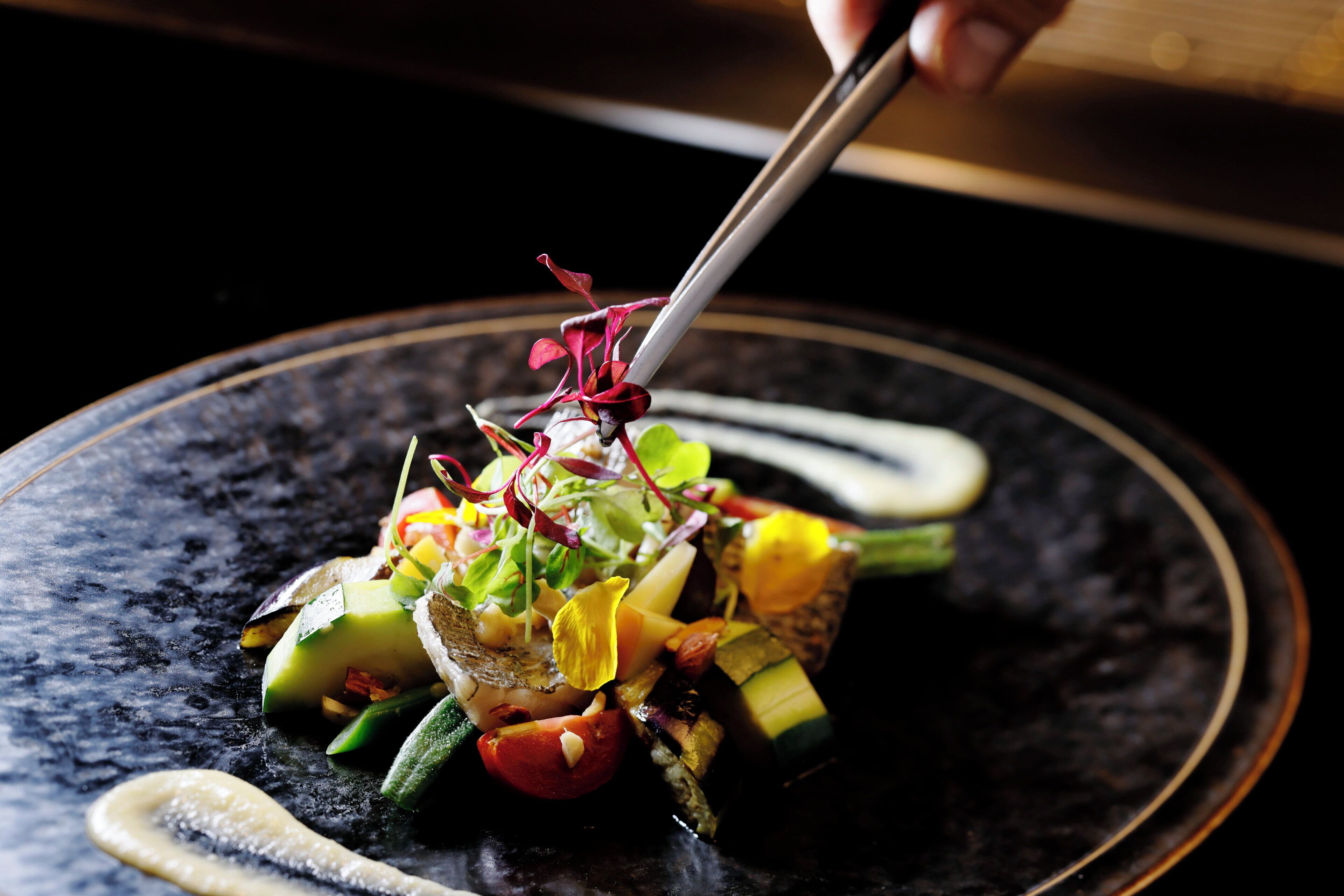 7 restaurants; breakfast, lunch, and dinner served