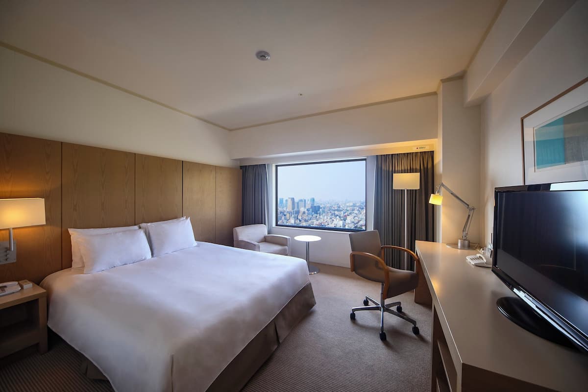 Standard Room, 1 Queen Bed, Club Lounge Access, City View | In-room safe, desk, laptop workspace, blackout drapes