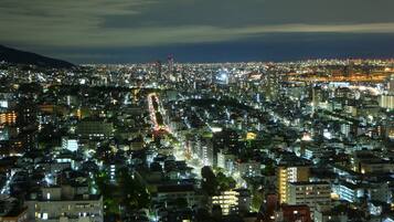 Une vue urbaine nocturne, caractérisée par une forte densité de bâtiments et de rues illuminés.