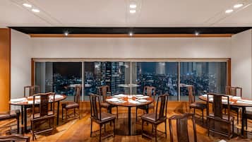 7 restaurants, breakfast, lunch, dinner served; Italian cuisine