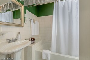 Bathroom | Free toiletries, towels